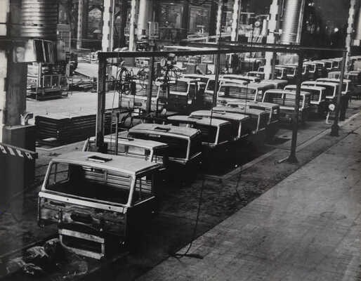 Камский комплекс заводов по производству большегрузных автомобилей (КамАЗ). [Альбом фотографий], 1976.